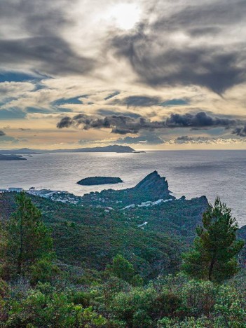 L'Île Verte en avant des Trois Secs, le Bec de l'Aigle