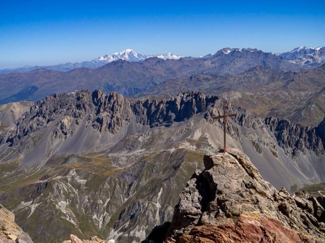 Le Mont Blanc, au loin