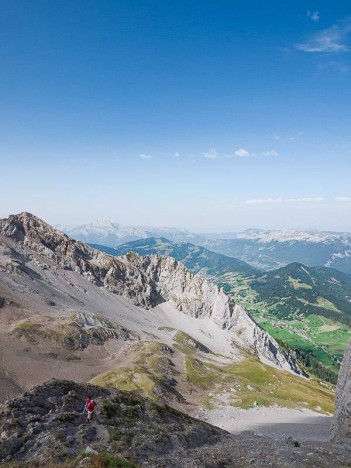 Descente de la croupe rocailleuse du Trou de la Mouche