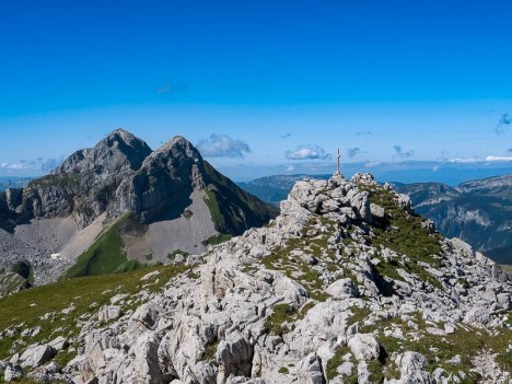 La Pointe du Midi, croix au sommet du Bargy (Mont de Savonnex)