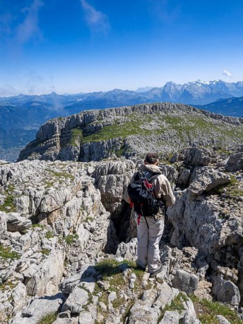 À travers le lapiaz géant du Grand Bargy