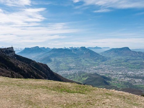 La Croix du Nivolet et la Combe de Savoie devant la Chartreuse