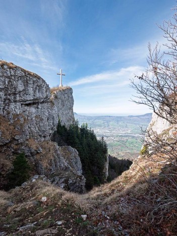 La croix du Nivolet depuis la sortie de la cheminée