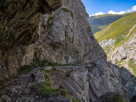 Une voûte de pierres sèches soutient le chemin du curé