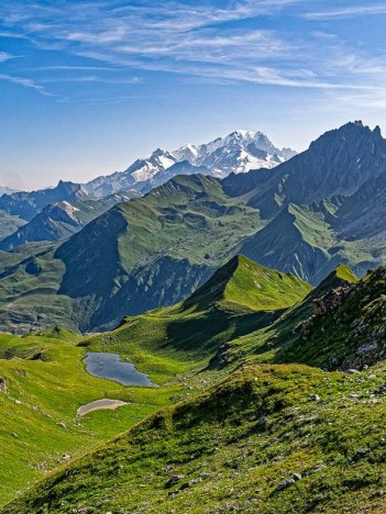 Au Col des Meudes, le Lac des Chamois, le Mont Blanc à l'horizon