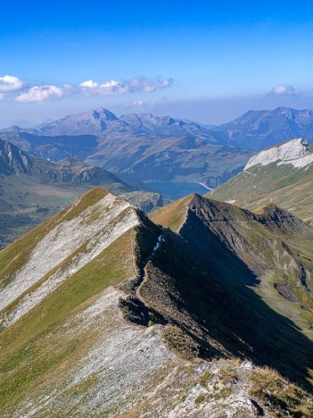 Le Lac de Roselend, au delà de la crête