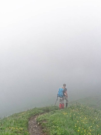 Dans le brouillard sur le sentier de la Roche Parstire
