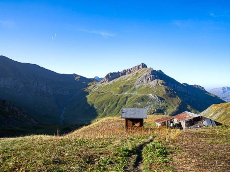 Chalets des Cavets face aux Roches Merles