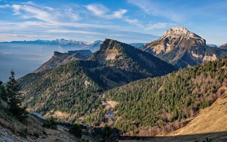Chamechaude et le Bec Charvet depuis le sentier au-dessus du Col des Ayes