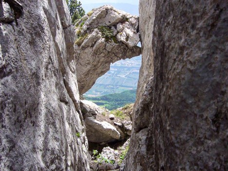 Brèche sur la crête des Rochers de Belles Ombres