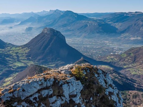 L'aiguille de Quaix, le Néron et Grenoble dans la brume