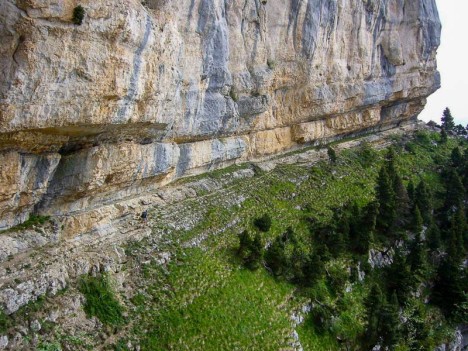 Le sangle de Belles Ombres au pied des barres rocheuses