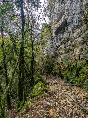 La rampe au pied des falaises