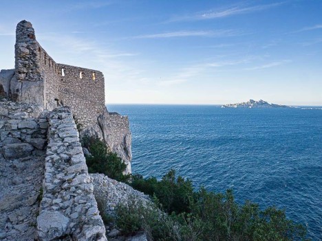 Les remparts et le pont levis du Cap Morgiou