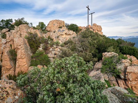 Les croix dressées au sommet