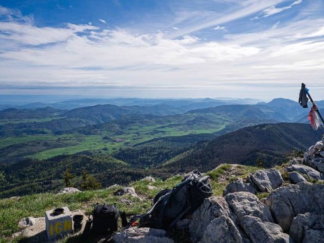 Le Golfe du Lion se devine depuis le Pic d'Ourtiset