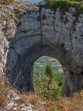 Trou-fenêtre sur la crête du Platary