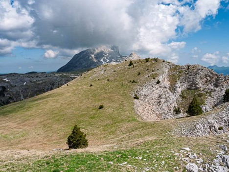 Le Rocher de Chamoux devant le Grand Veymont ennuagé